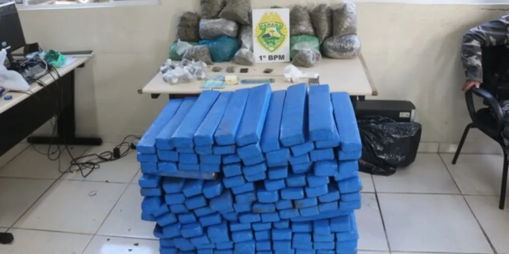 Ainda foram localizadas quatro balanças de precisão, R$ 532 em dinheiro;,11 munições de calibre 32, uma chave e um veículo Renault Kwid