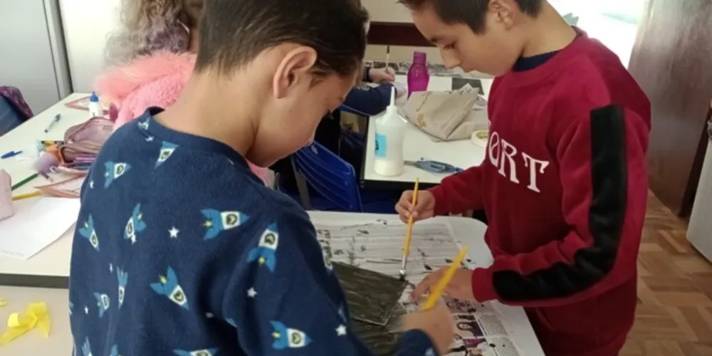 Os alunos realizaram uma atividade utilizando uma técnica de xilogravura e expuseram seus trabalhos pela escola