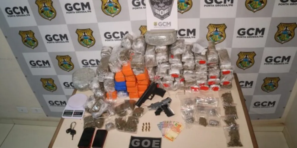 Além de drogas, armas e celulares foram apreendidos