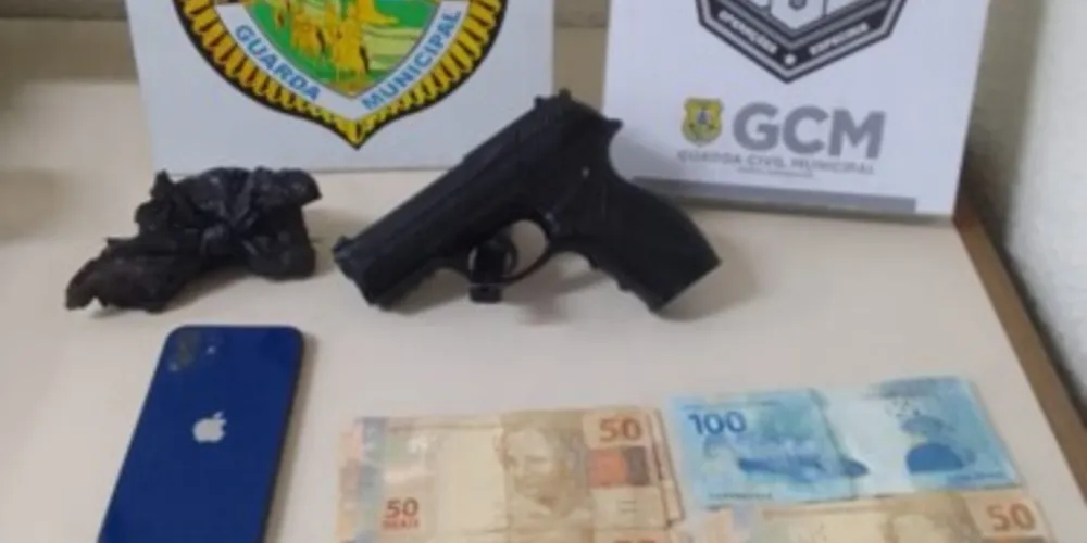 Além disso, mais de R$ 500 em dinheiro foram apreendidos