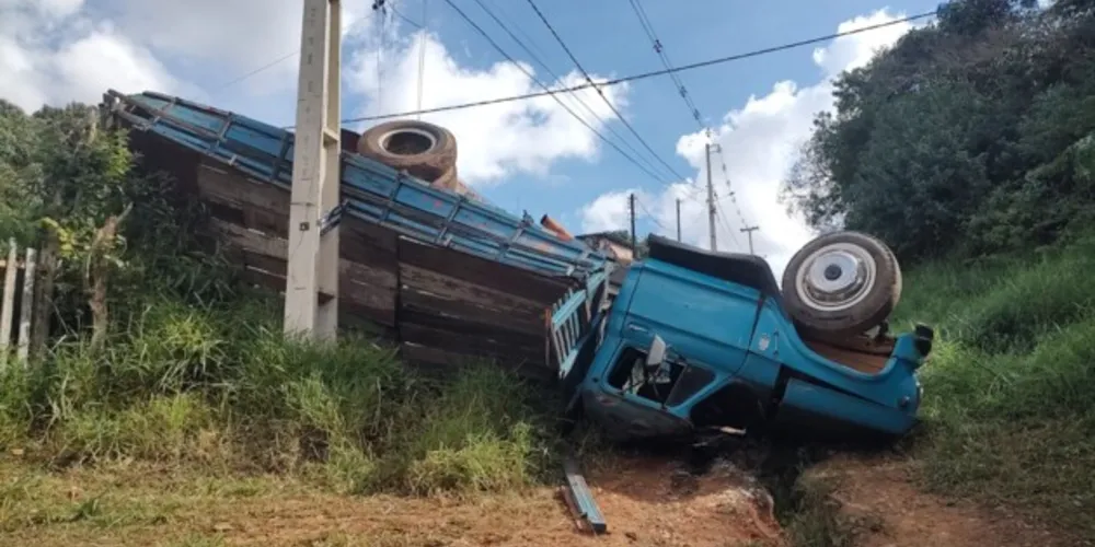 Veículo tombou no final da rua Souza Franco