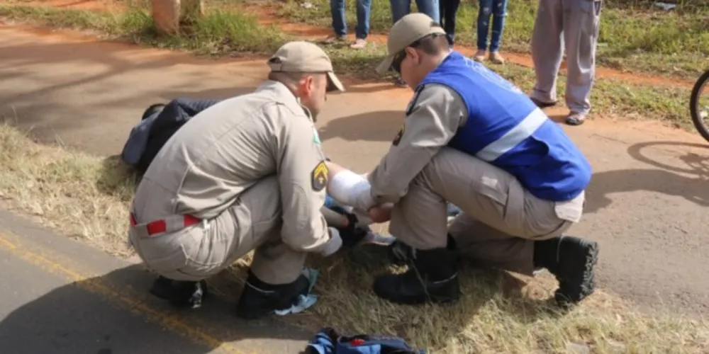 Equipes do Corpo de Bombeiros foram acionadas para prestar atendimento ao jovem, que foi socorrido e encaminhado até a UPA Santa Paula