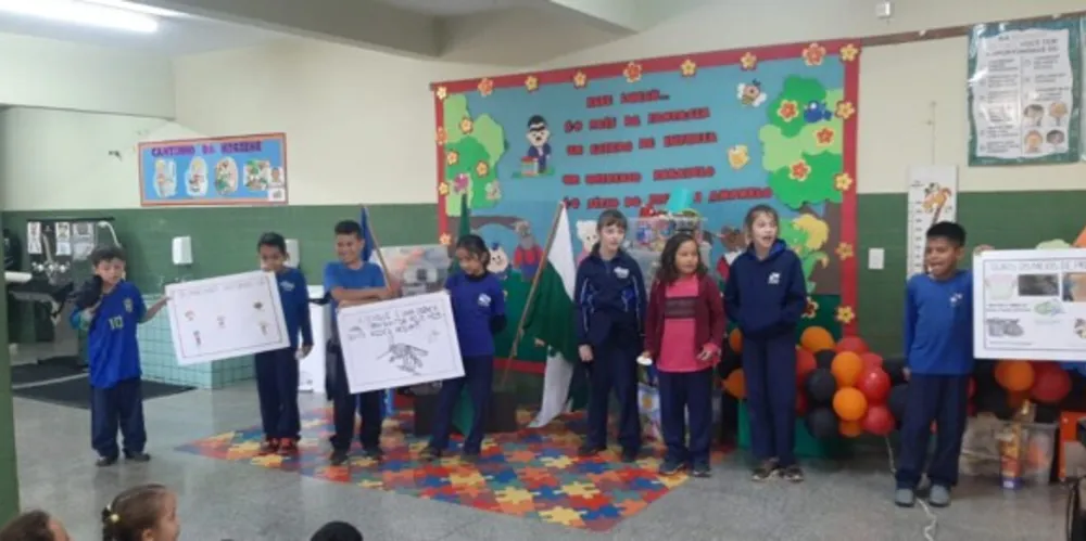 Os alunos elaboraram cartazes com fotos demonstrando com é realizada a eliminação de focos de criadouros de mosquitos da dengue e na sequência apresentaram o material para a escola