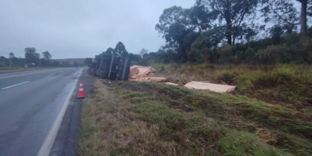 A colisão ocorreu por volta das 14h45, no km 237 da rodovia