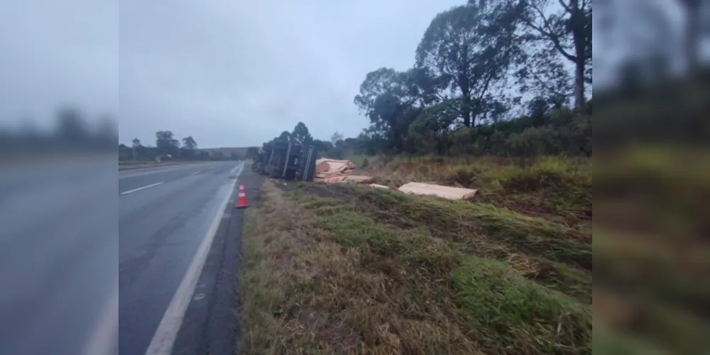 A colisão ocorreu por volta das 14h45, no km 237 da rodovia