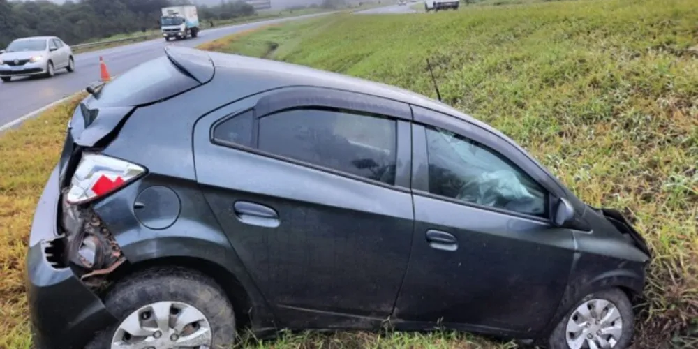 Veículo perdeu o controle e colidiu no canteiro central