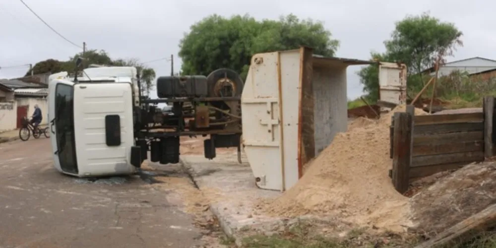 Apesar do susto, o condutor do veículo não teve ferimentos