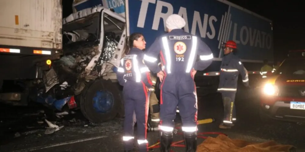 Motorista ficou preso nas ferragens e morreu no local