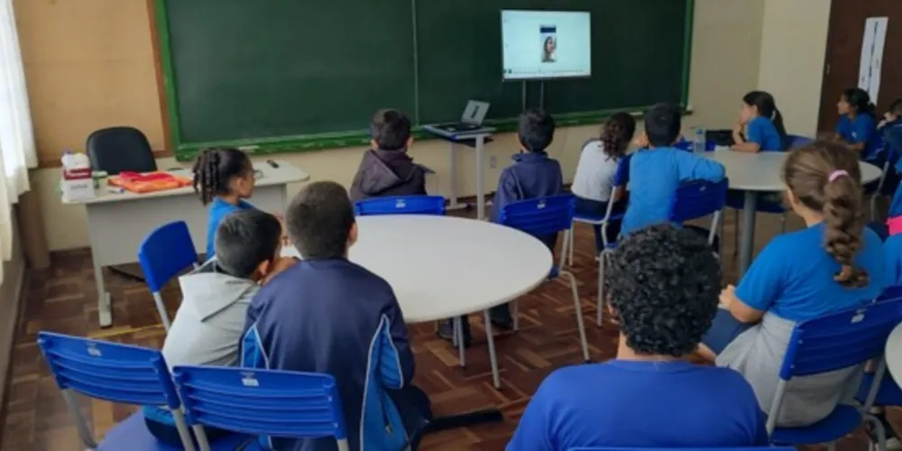 A professora transmitiu os vídeos para a turma com o objetivo de enfatizar a boa utilização das mídias.