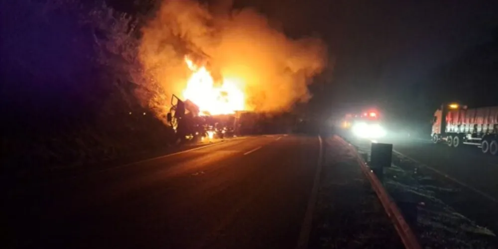 Incêndio destruiu o caminhão no km 283 do sentido Norte Pioneiro