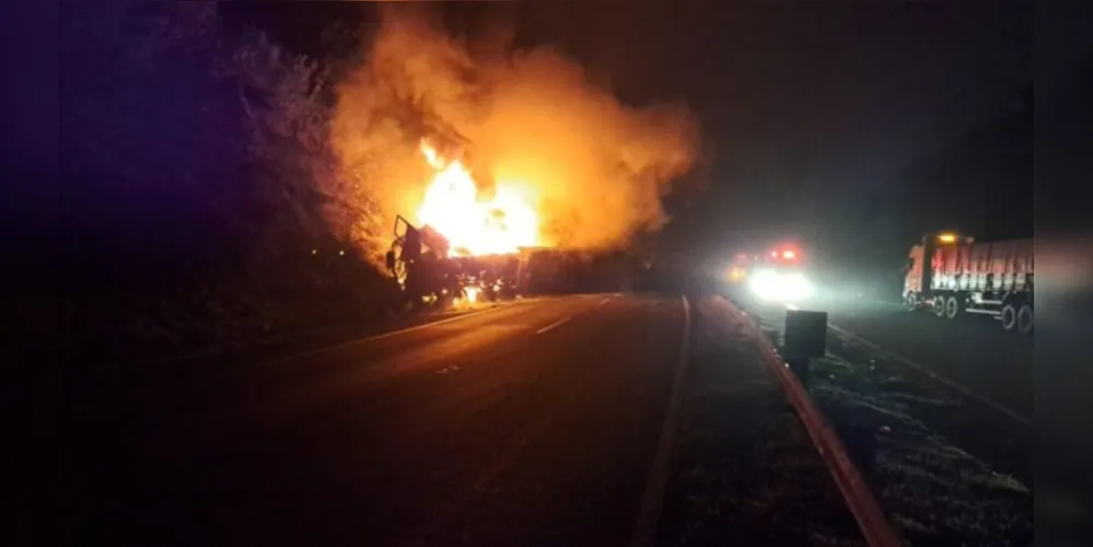 Incêndio destruiu o caminhão no km 283 do sentido Norte Pioneiro