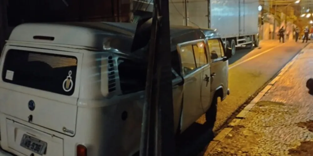 Situação aconteceu na rua Doutor Colares; Automóvel se encontrava vazio