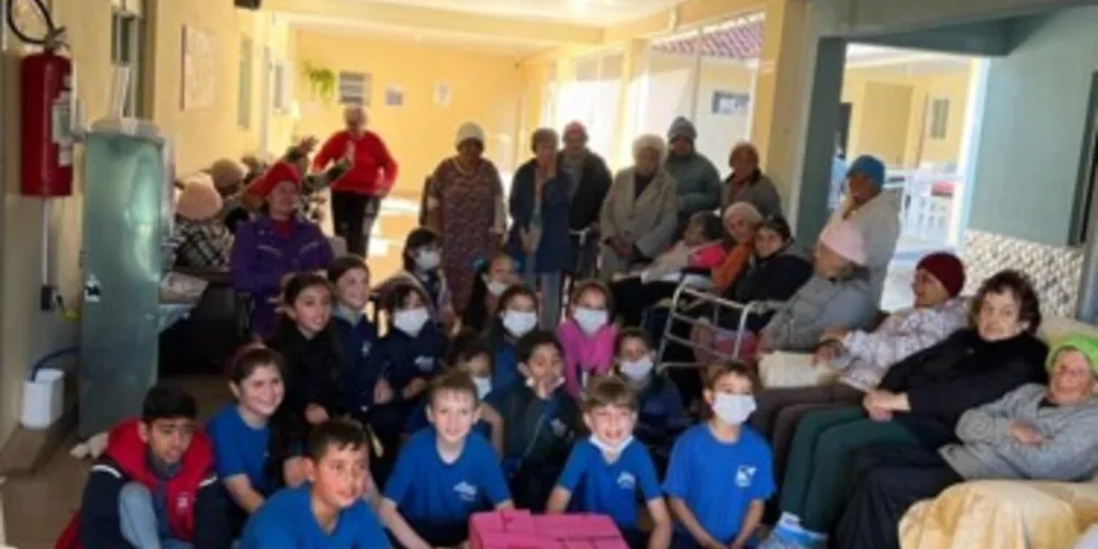 A visita propiciou momentos de alegria e troca de vivências entre as crianças e as idosas