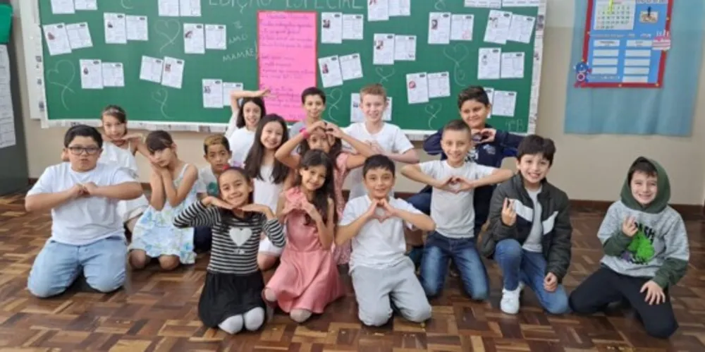 Com as atividades os alunos puderam desenvolver os estudos sobre o gênero textual entrevista e ainda prestar uma homenagem a suas mães