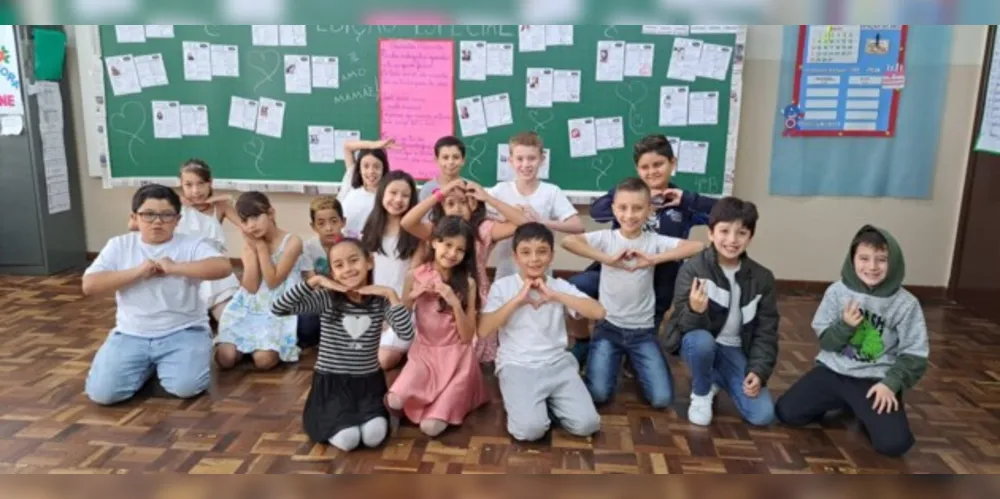 Com as atividades os alunos puderam desenvolver os estudos sobre o gênero textual entrevista e ainda prestar uma homenagem a suas mães