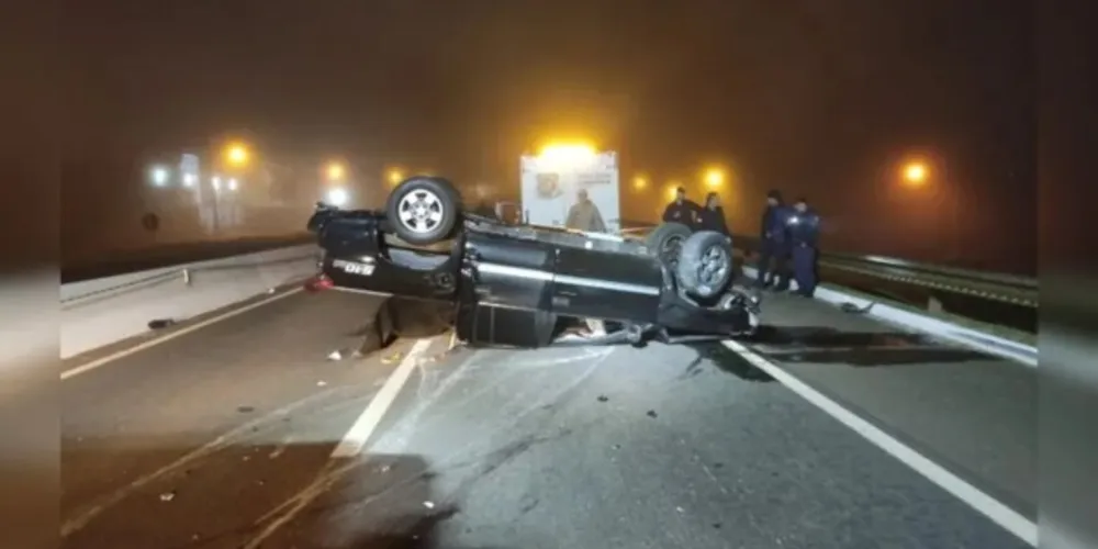 Após a colisão entre a caminhonete e caminhão, um carro também acabou se envolvendo no acidente