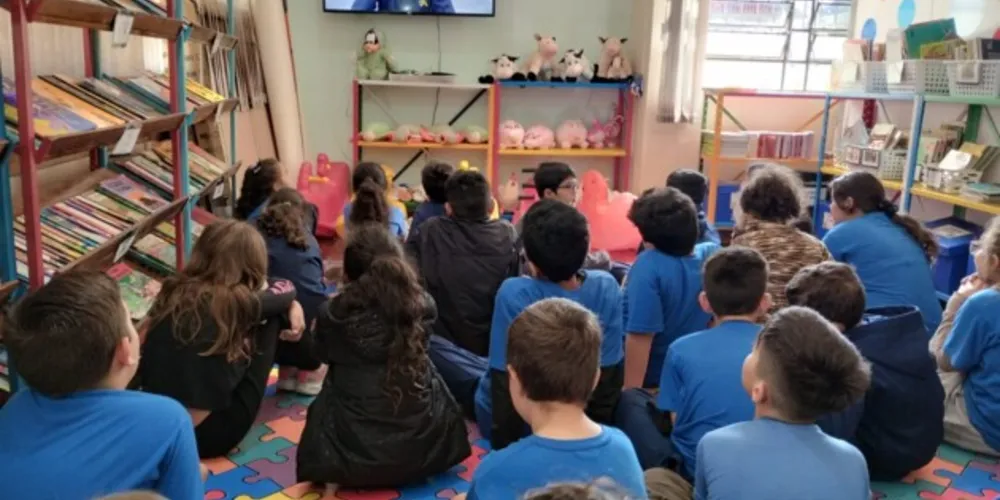 Em sala, os alunos assistiram as entrevistas e entenderam melhor a organização financeira da família dos colegas