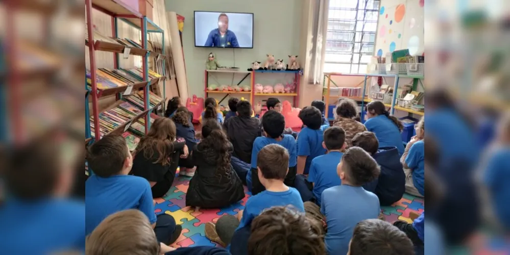 Em sala, os alunos assistiram as entrevistas e entenderam melhor a organização financeira da família dos colegas