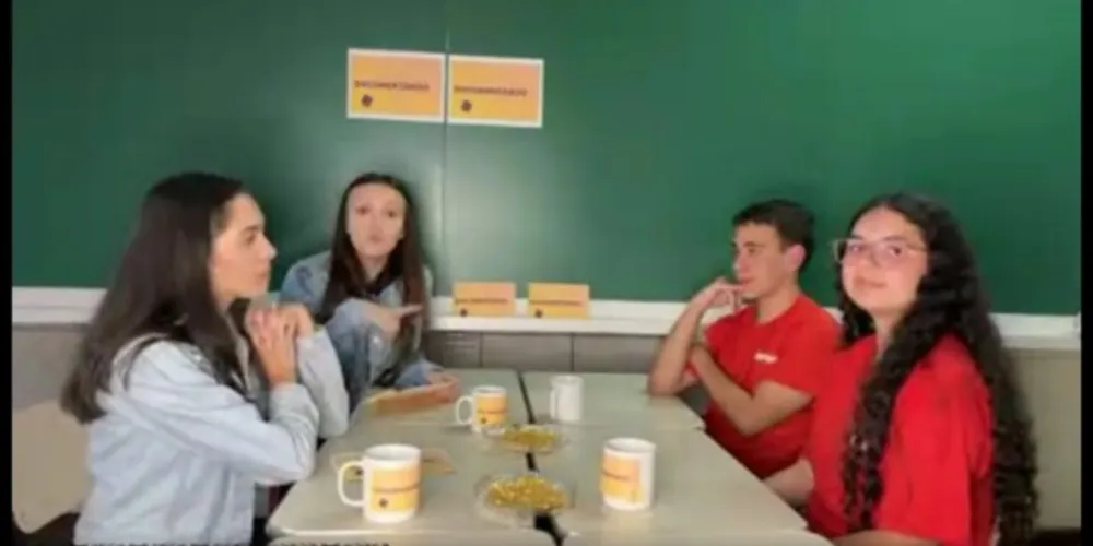 Os estudantes elaboram todas as etapas do podcast, desde a produção até a apresentação