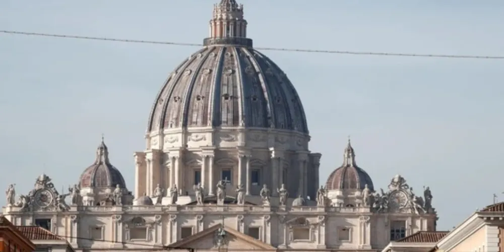 Uma imagem que circula nas redes sociais mostra o homem pelado no altar principal da basílica