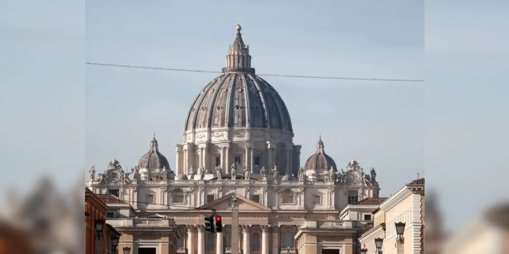 Uma imagem que circula nas redes sociais mostra o homem pelado no altar principal da basílica