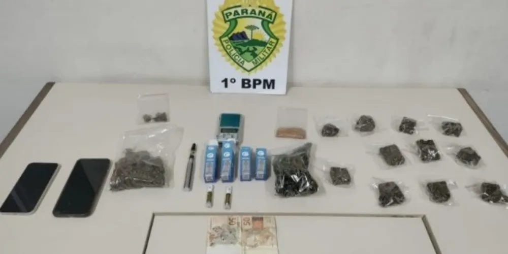 Também foram apreendidos mais de 320 gramas de maconha, dois celulares, uma motocicleta, uma balança de precisão e um comprimido de ecstasy