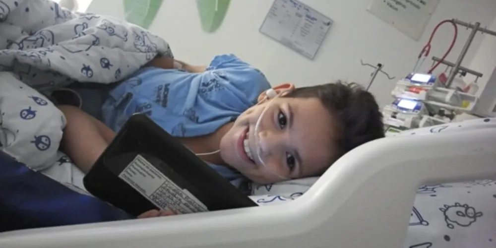 A mãe de Nicolas, Jaqueline Cordeiro dos Santos, revelou ao Portal aRede e Jornal da Manhã que o menino está internado há meses. O uso das fotos foi autorizado pela família