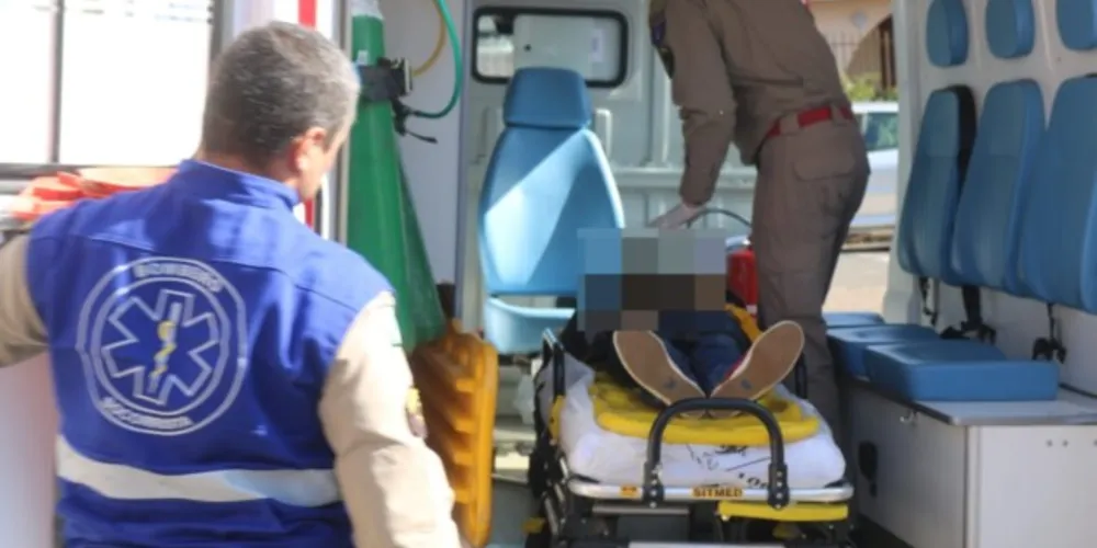 Ela sofreu ferimentos no rosto e foi socorrida por equipes do Corpo de Bombeiros (Siate)