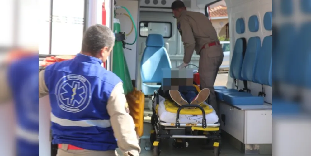 Ela sofreu ferimentos no rosto e foi socorrida por equipes do Corpo de Bombeiros (Siate)