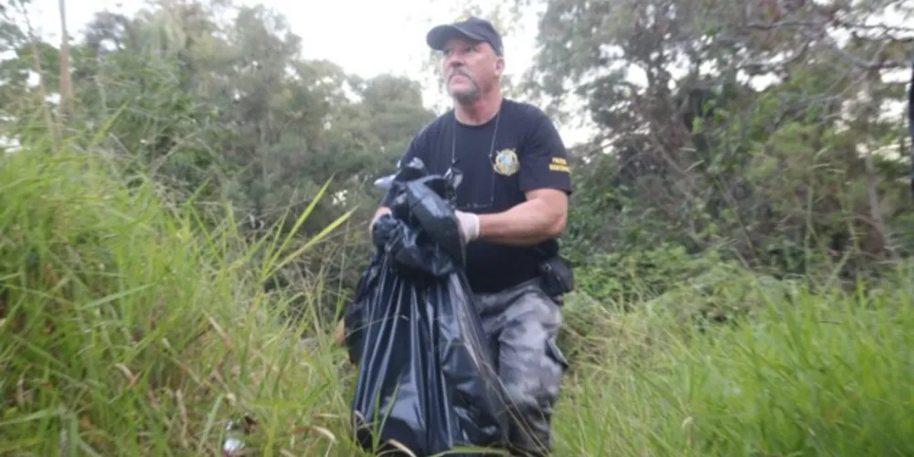 Conhecido como 'caçador de tesouros', homem usava máquina para encontrar metais preciosos em córrego quando se deparou com uma ossada humana na Vila Santo Antônio
