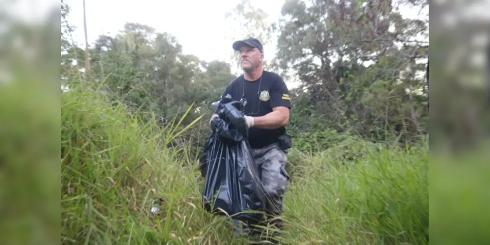 Conhecido como 'caçador de tesouros', homem usava máquina para encontrar metais preciosos em córrego quando se deparou com uma ossada humana na Vila Santo Antônio