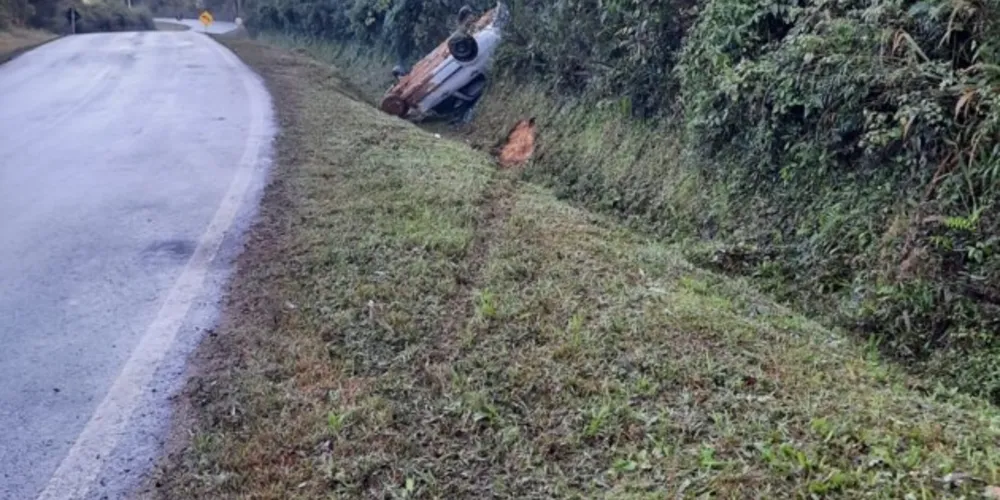 Após o acidente, veículo ficou parado com as rodas para o ar