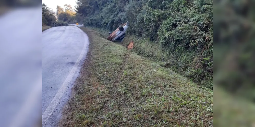 Após o acidente, veículo ficou parado com as rodas para o ar