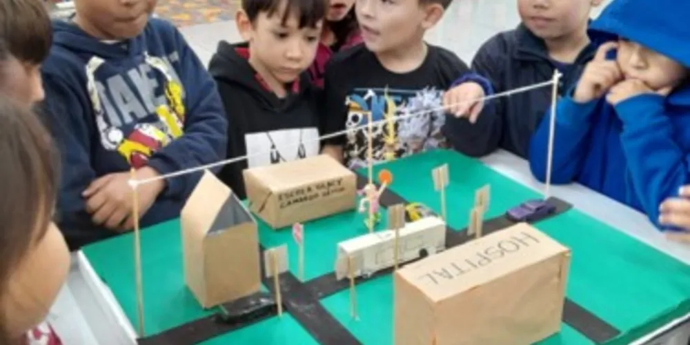 Os alunos elaboraram maquetes e placas de trânsito com materiais recicláveis que foram expostas para toda a escola