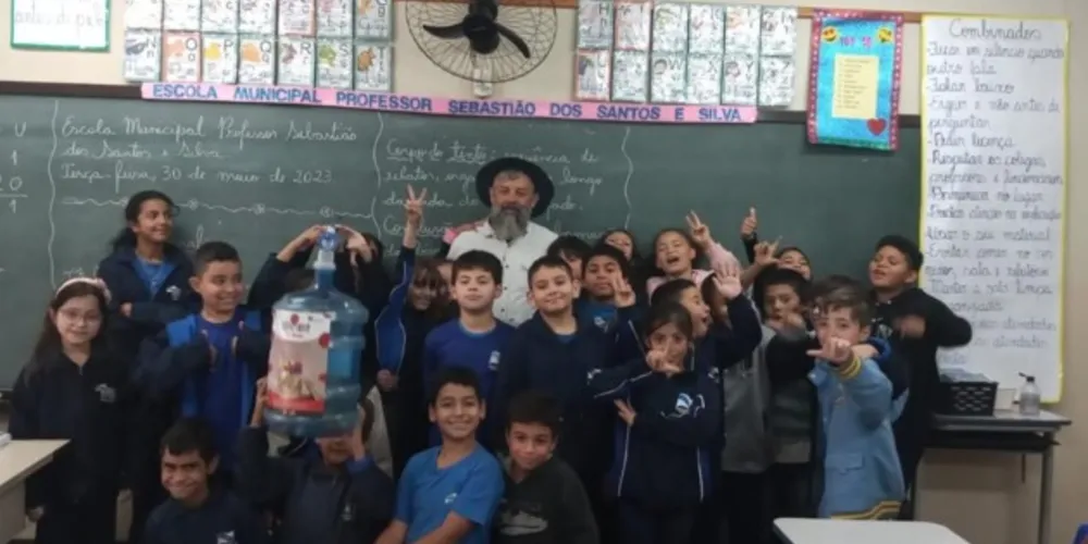 Paulo Bueno de Camargo visitou a instituição escolar e teve sua vida retratada pela biografia escrita pelos alunos