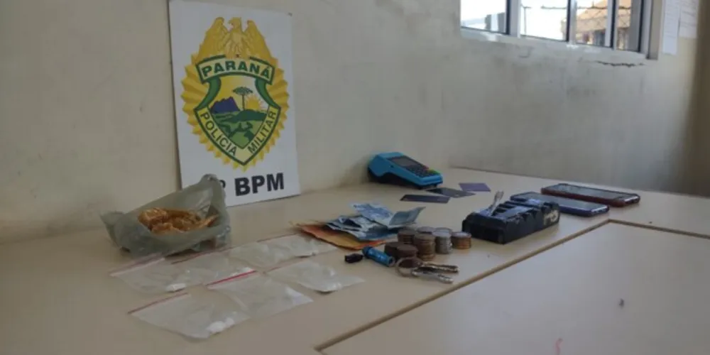 Drogas, cartões, dinheiro e celulares do motorista foram apreendidos