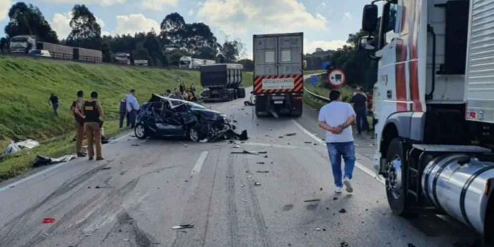 Segundo informações divulgadas pela Polícia Rodoviária Federal (PRF), houve um engavetamento seguido de saída de pista