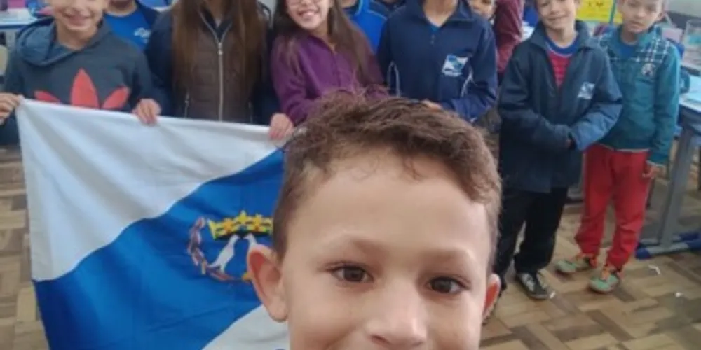 Os alunos elaboraram as partes do poema de forma individual e no final da atividade uniram as estrofes para formar texto