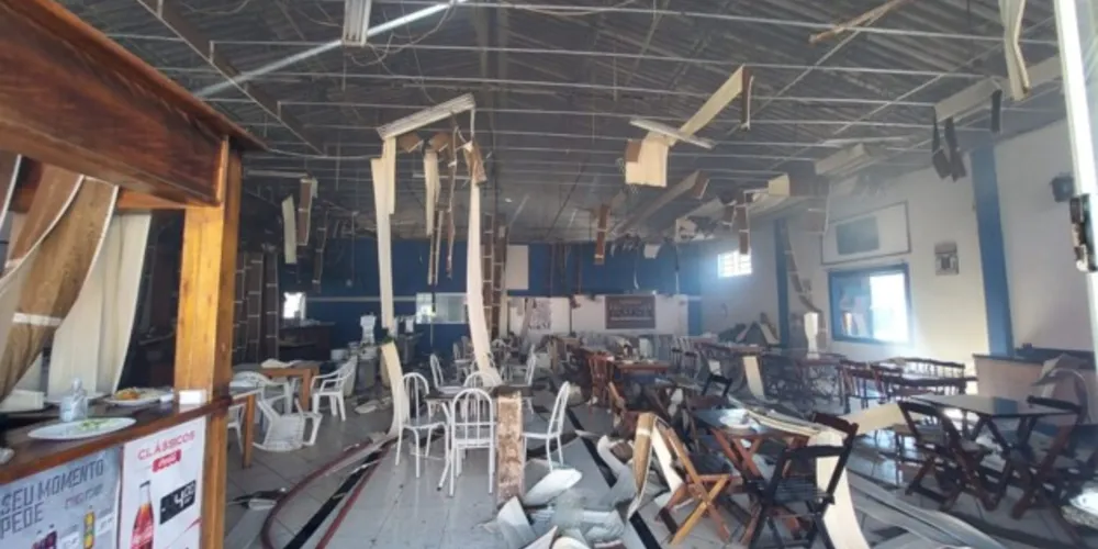 A imagem acima mostra o impacto do incêndio na estrutura do restaurante, que já foi entregue novamente ao proprietário