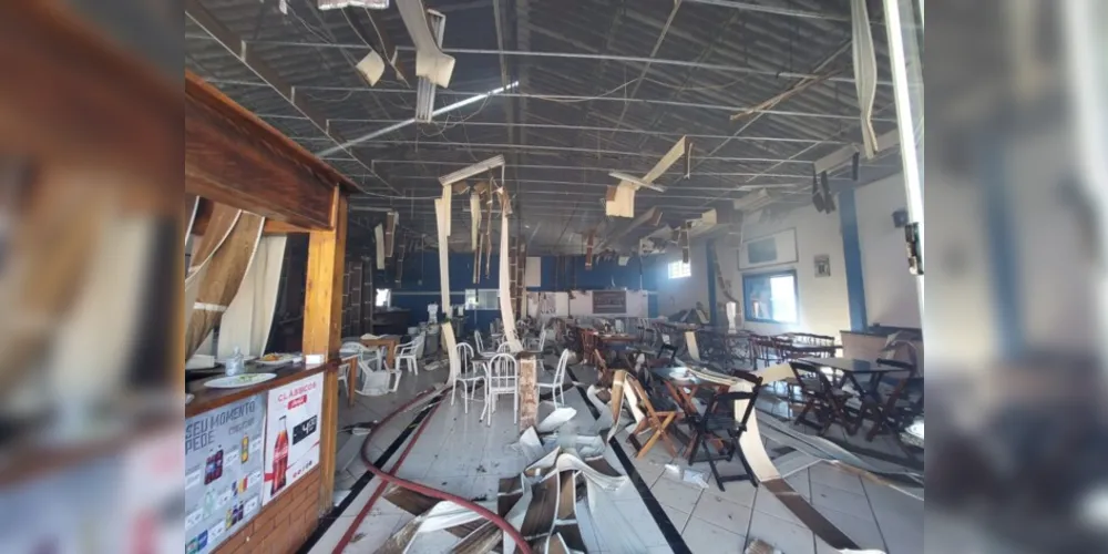 A imagem acima mostra o impacto do incêndio na estrutura do restaurante, que já foi entregue novamente ao proprietário