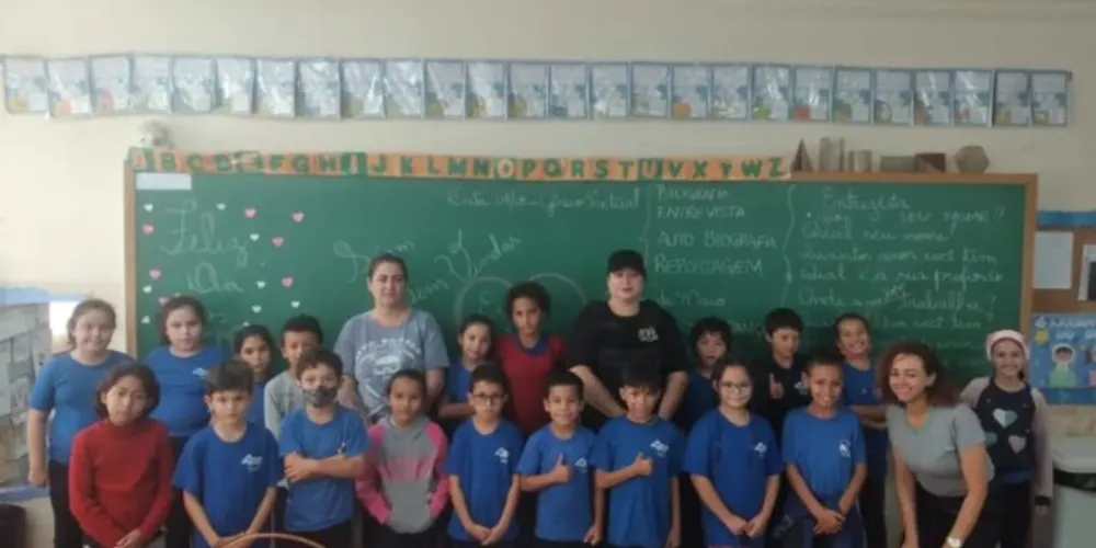Durante as atividades os alunos entrevistaram mães e professoras, com o intuito de compreender o papel feminino na sociedade
