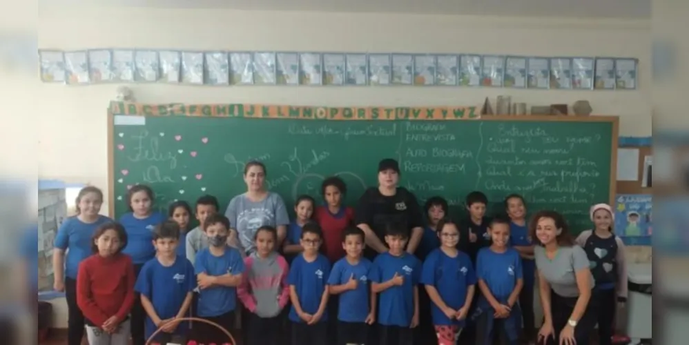 Durante as atividades os alunos entrevistaram mães e professoras, com o intuito de compreender o papel feminino na sociedade