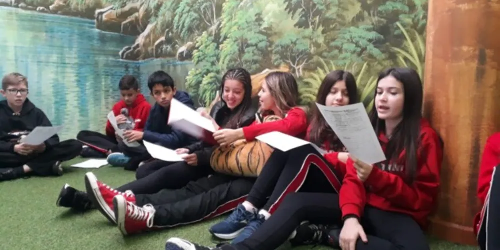 A turma eleborou textos envolvendo a divulgação científica e posteriormente apresentaram aos colegas suas produções