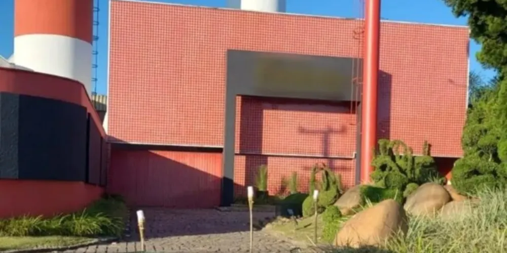 Dois jovens foram ao estabelecimento acompanhados de três garotas e, em determinado momento, uma delas teria entrado em surto