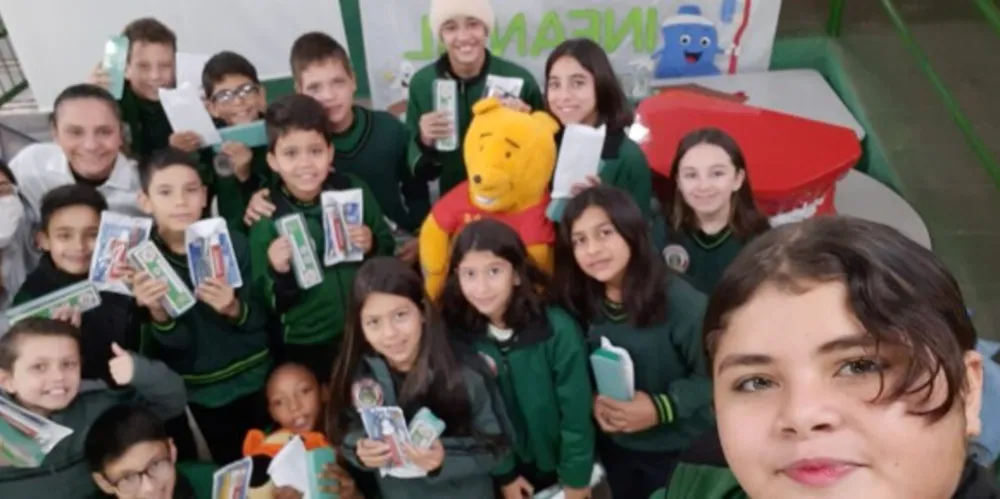 Alunos da turma do 5º ano da Escola Municipal Walquiria Carneiro Xavier da Silva, registraram participação na palestra "Sorriso Infantil" com a dentista Fernanda - 5º ano da Escola Walquiria Carneiro Xavier da Silva