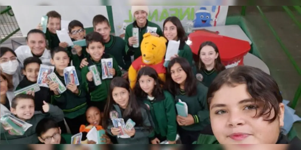 Alunos da turma do 5º ano da Escola Municipal Walquiria Carneiro Xavier da Silva, registraram participação na palestra "Sorriso Infantil" com a dentista Fernanda - 5º ano da Escola Walquiria Carneiro Xavier da Silva