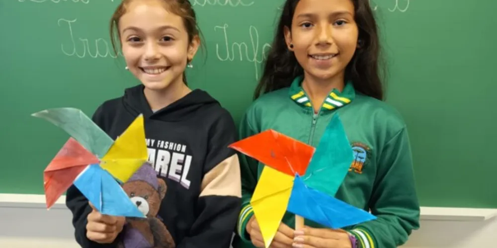 Os alunos participaram de oficinas de arte, confeccionaram cata-ventos, objeto símobolo da campanha, e realizaram rodas de conversa sobre o tema