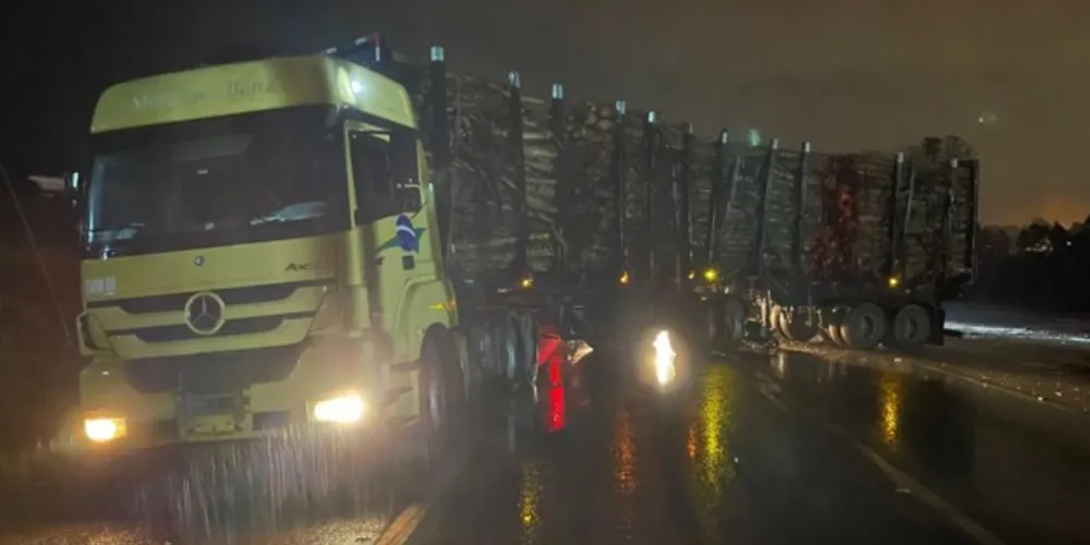 Caminhão Mercedes colidiu com moto Honda CG 125 Fan