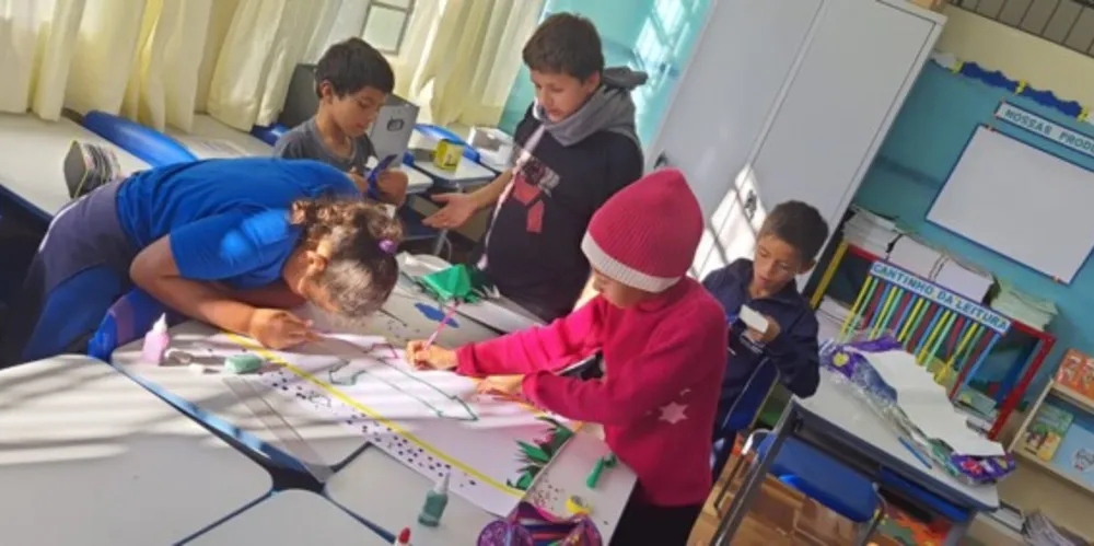 As crianças conheceram mais sobre a tradicional celebração e confeccionaram seus próprios "tapetes"