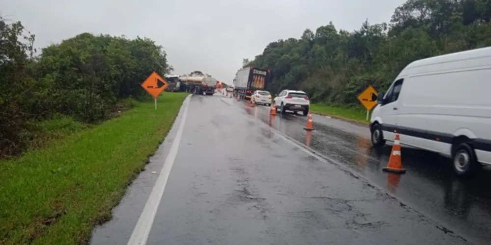 Rodovia chegou a ser parcialmente liberada em alguns momentos na tarde de ontem